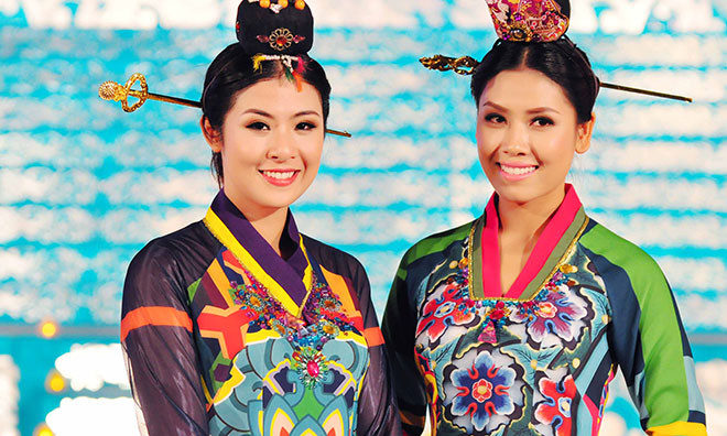 Ngọc Hân ra mắt BST áo dài Hàn Quốc tại Fesival Huế
