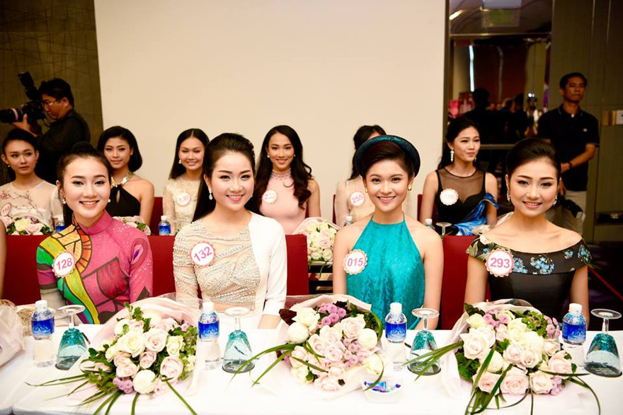 Các thí sinh HHVN ra mắt trong buổi họp báo sáng 22/8. Ảnh: Chí Linh