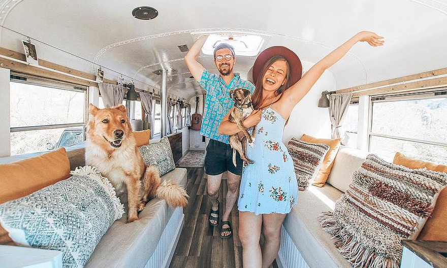 Cặp đôi biến xe thành nhà để đi du lịch thế giới