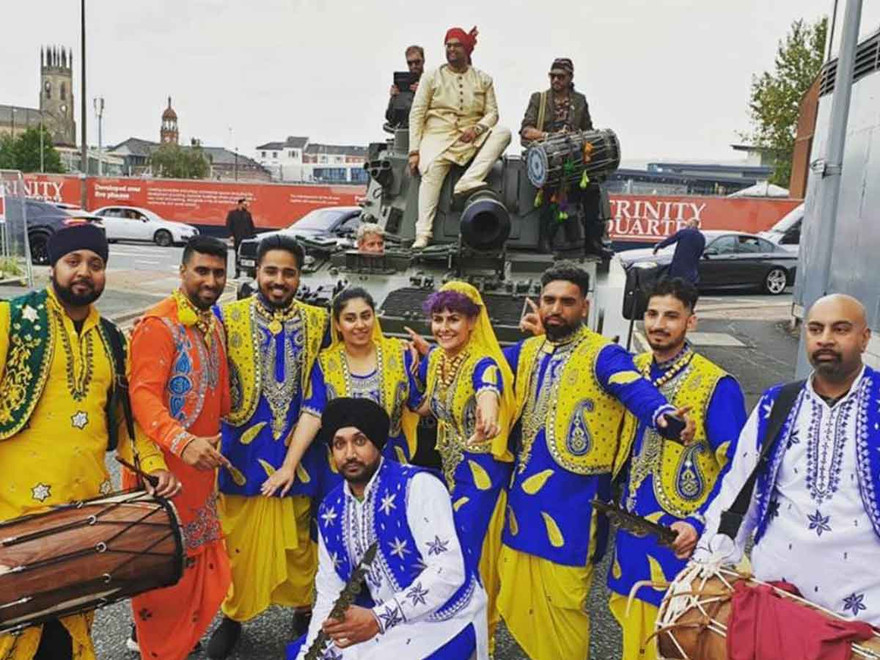 Chú rể cưỡi xe tăng đi đón dâu