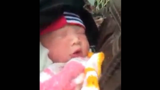 Người dân vui mừng khi bé gái sinh ra khỏe mạnh (ảnh cắt từ clip)