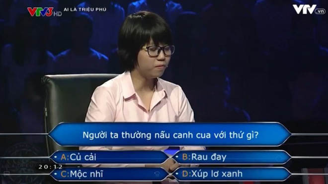 Phạm Thị Quyên trở thành "mũi dùi" của mạng xã hội khi không tự trả lời được câu hỏi này. Ảnh cắt từ clip.