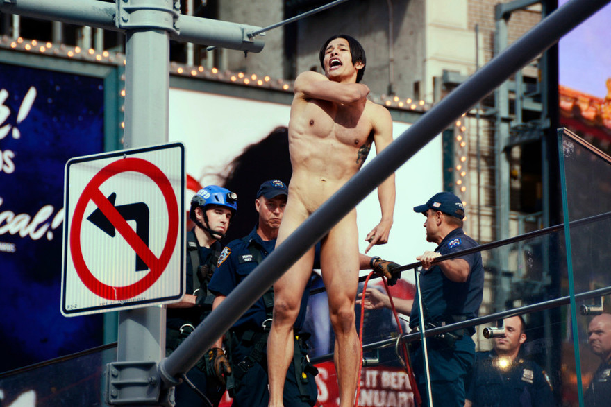 Krit có những hành động khiếm nhã với du khách và hét to: "Tôi là một trinh nữ"