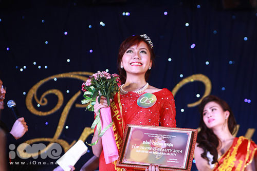 Hoa khôi trường Báo mê học triết