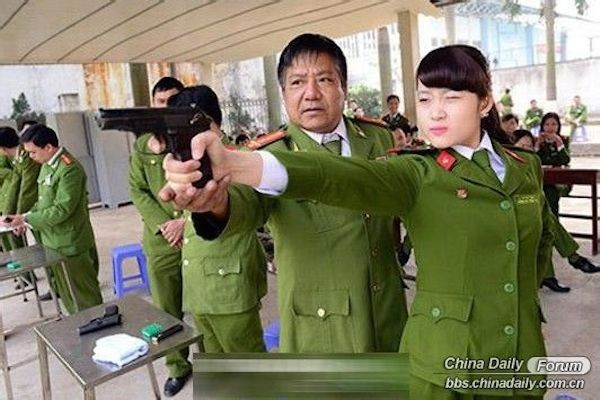 Nữ cảnh sát Việt xinh đẹp lên báo nước ngoài