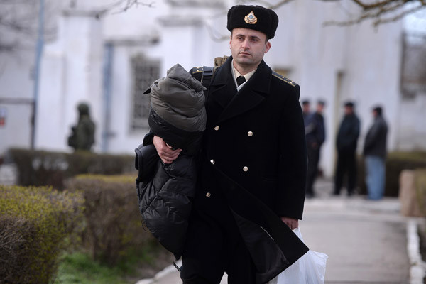 Lính Ukraine thẫn thờ rời căn cứ ở Sevastopol