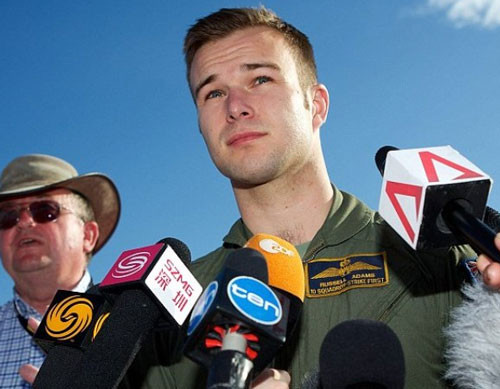 Phi công tìm kiếm MH370 nổi như cồn vì đẹp trai