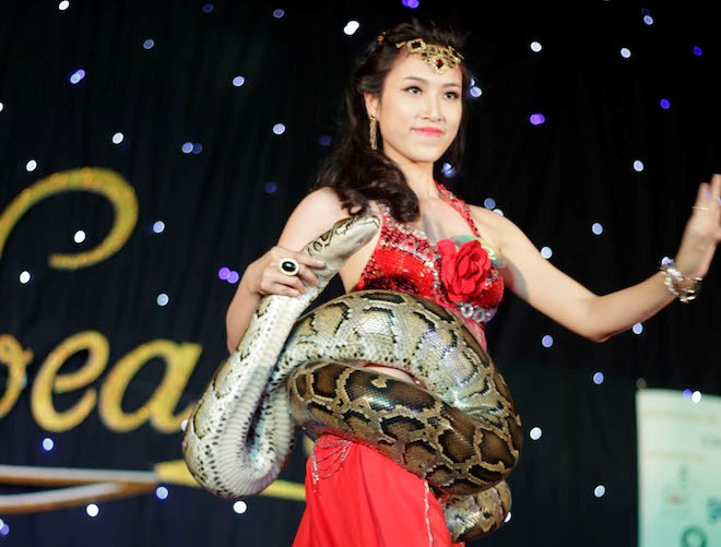 Nhan sắc nữ sinh quấn trăn của trường Báo