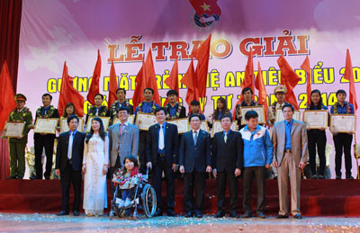 Em gái 'hiệp sỹ CNTT' Nguyễn Công Hùng là Gương mặt trẻ Nghệ An tiêu biểu 2013