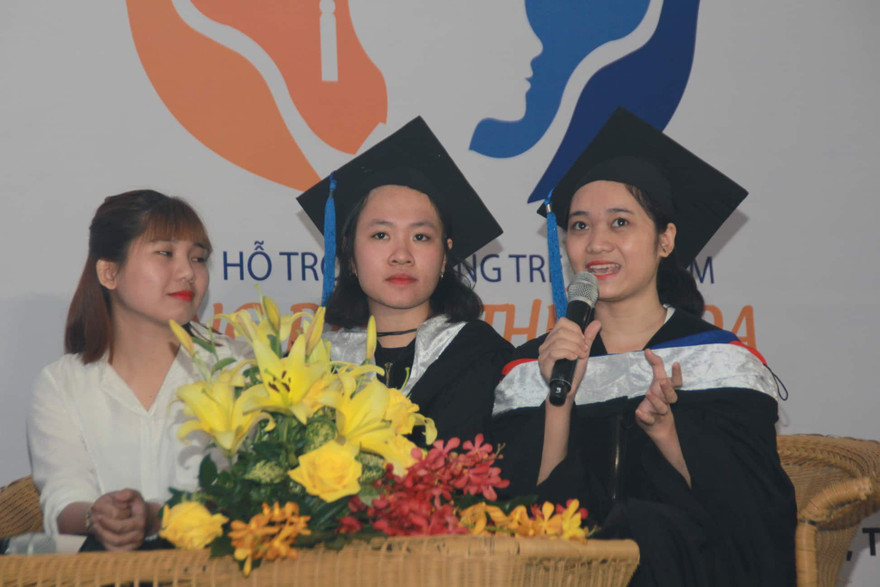 Sinh viên Nguyễn Thị Quỳnh Trang xúc động trong buổi giao lưu