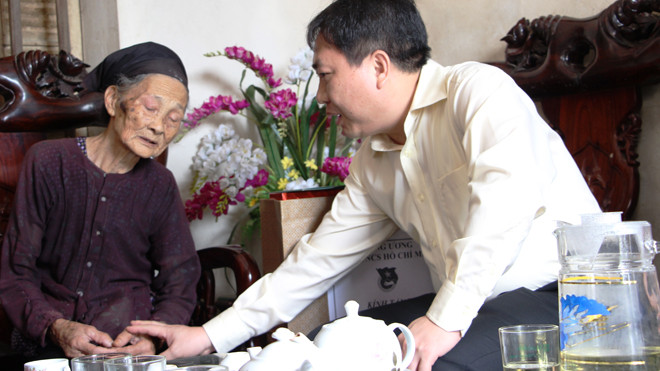  Bí thư thường trực T.Ư Đoàn Nguyễn Mạnh Dũng tặng quà Mẹ VNAH Đặng Thị Tý.