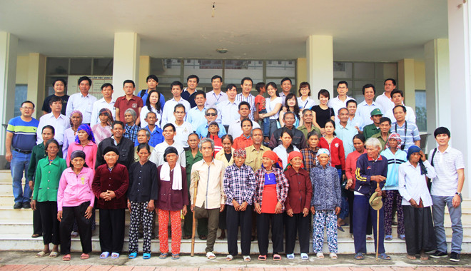 Chụp ảnh lưu niệm cùng bà con, gia đình chính sách tại UBND huyện Bác Ái.