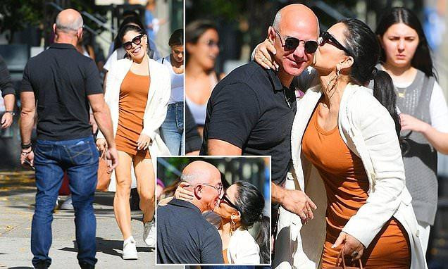 Tỷ phú Amazon và bạn gái 52 tuổi khóa môi nồng nàn giữa phố