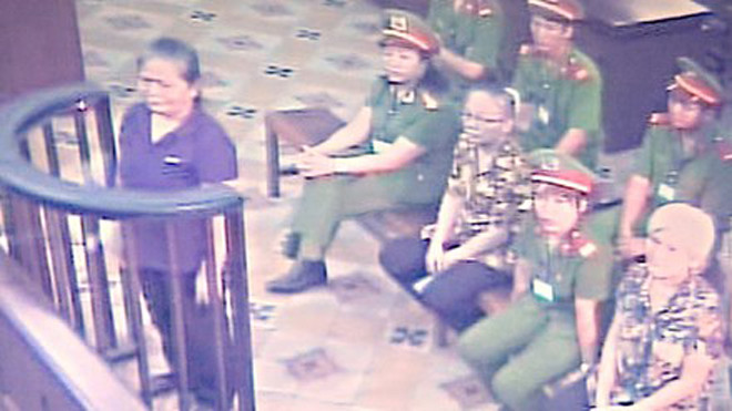 Phiên tòa sơ thẩm xét xử các bị cáo. Ảnh chụp qua màn hình.