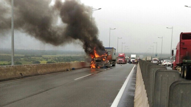 Phần đầu xe container bốc cháy ngùn ngụt.