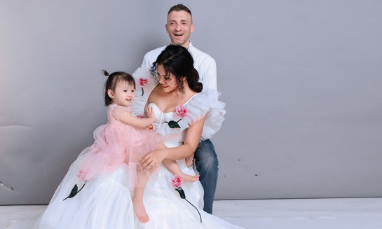 Phương Vy hạnh phúc bên chồng và con gái.