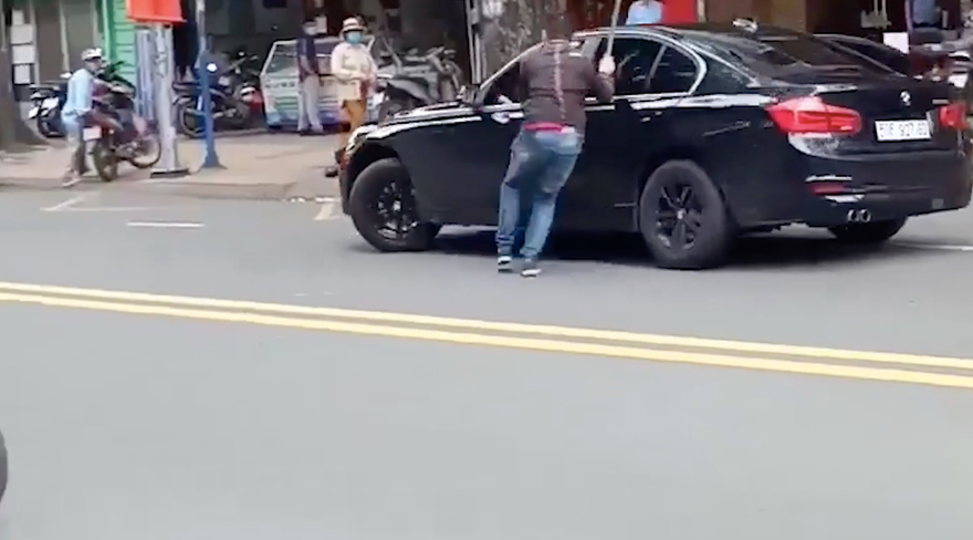 Người phụ nữ chạy BWM rượt tông nam thanh niên 