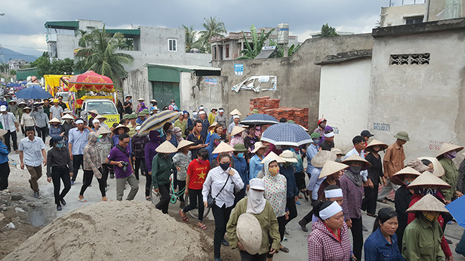 Hàng nghìn người dân xung quanh khu vực đến tiễn đưa các nạn nhân xấu số