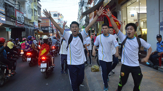 HS ở Sóc Trăng mừng chiến thắng của U23 VN sau trận thắng Qatar