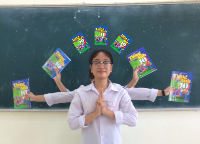 Năm học 2019 - 2020 vừa "khởi động" được vài ngày, nhiều nhóm học sinh đã kịp nghĩ ra trend mới "dùng sách giáo khoa tạo dáng kiểu phật bà quan âm" và phủ kín mạng xã hội. Ảnh: Nguyễn Trà.