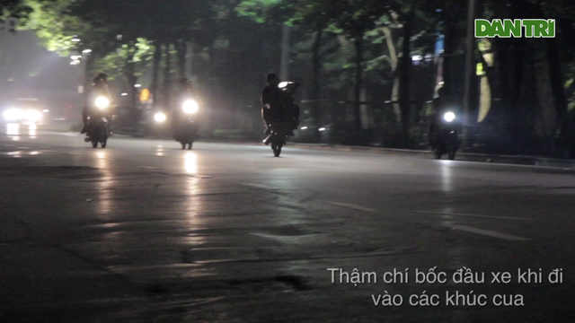 'Toát mồ hôi' xem hàng chục quái xế bốc đầu, đua xe quanh Hồ Gươm