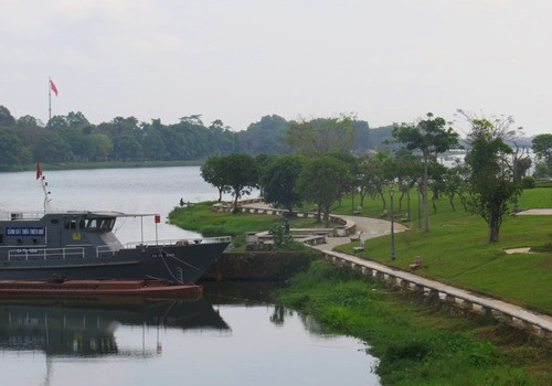 Phối cảnh bức tượng "Người đàn ông cúi đầu" ở công viên Lý Tự Trọng