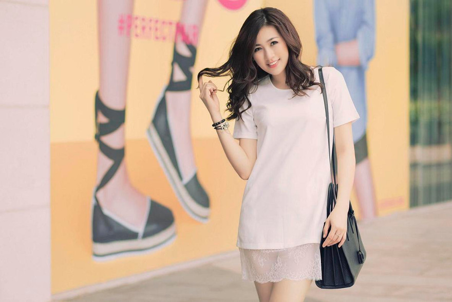 Á hậu Tú Anh khoe dáng trên đường phố Sài Gòn.