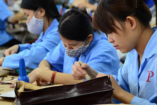 Lao động nữ đi làm vào ngày 'đèn đỏ' sẽ được hưởng thêm lương