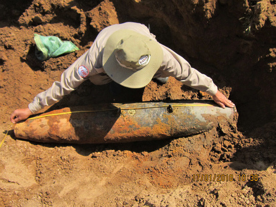 Quả bom nặng 227 kg được đưa lên mặt đất an toàn (Ảnh: N.S)