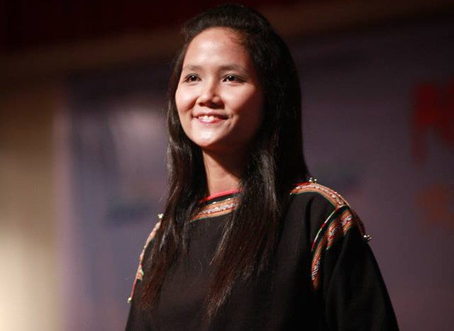 Hoa hậu H'Hen Niê năm 2011 với mái tóc dài, gương mặt trang điểm nhẹ. Ảnh: Inra Jaya. 