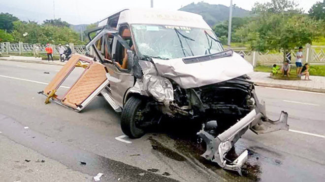 Xe khách 16 chỗ tại hiện trường vụ tai nạn