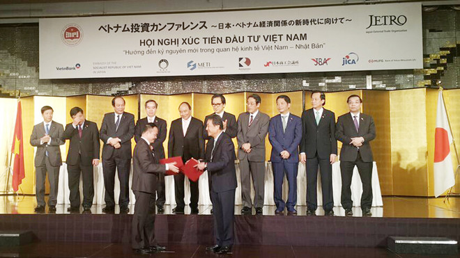 Chủ tịch Hội đồng Quản trị FECON –Phạm Việt Khoa trao đổi thỏa thuận hợp tác với đối tác Nhật Bản dưới sự chứng kiến của Thủ tướng Nguyễn Xuân Phúc