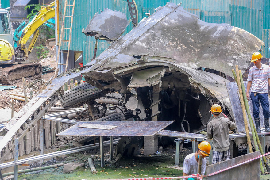 Lộ nguyên xác máy bay B52 sau khi hút hết nước trong hồ Hữu Tiệp