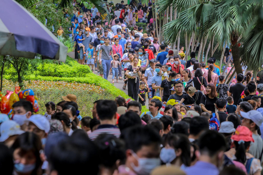 Chen chân ở vườn thú Hà Nội ngày nghỉ lễ Giỗ Tổ 