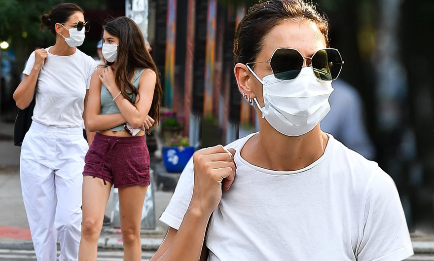 Suri Cruise xuống phố cùng mẹ, dáng đẹp như người mẫu