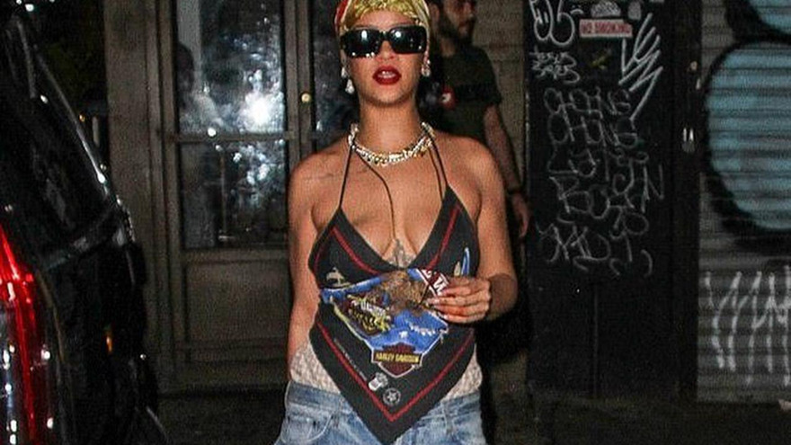 Nữ ca sĩ, tỷ phú Rihanna diện mốt không nội y, lộ nhược điểm