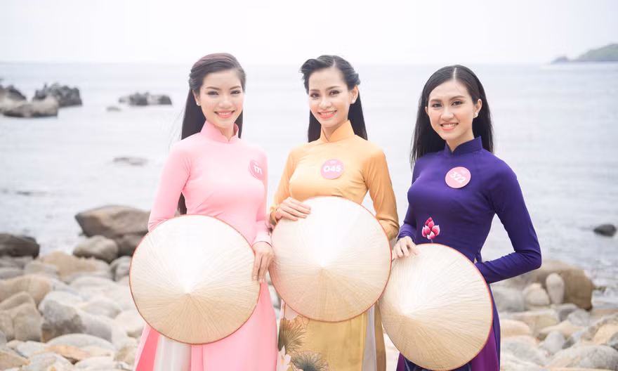 Các thí sinh HHVN 2018 đến thăm Eo Gió.