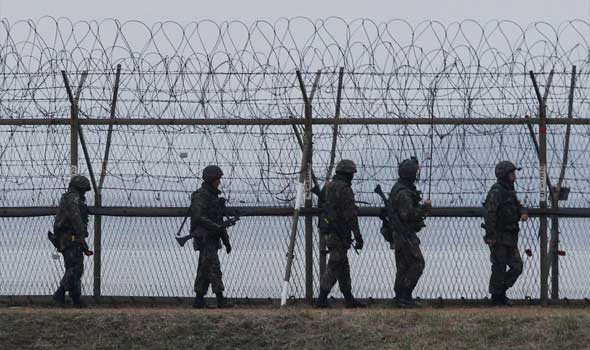 MDL trên biên giới hai miền Triều Tiên là một trong những nơi căng thẳng nhất thế giới, với đầy rẫy những chòi canh và bãi mìn