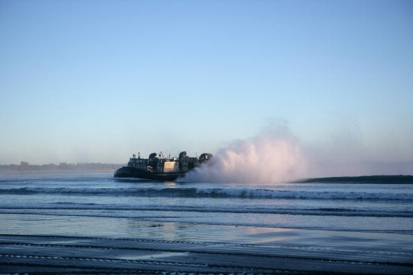 Binh sĩ Nhật Bản đổ bộ bờ biển