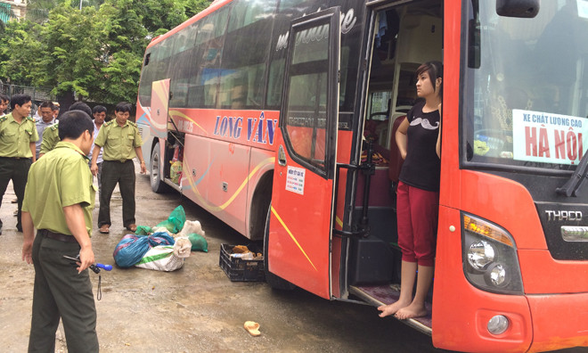 Lực lượng chức năng kiểm tra xe khách, phát hiện động vật hoang dã. 