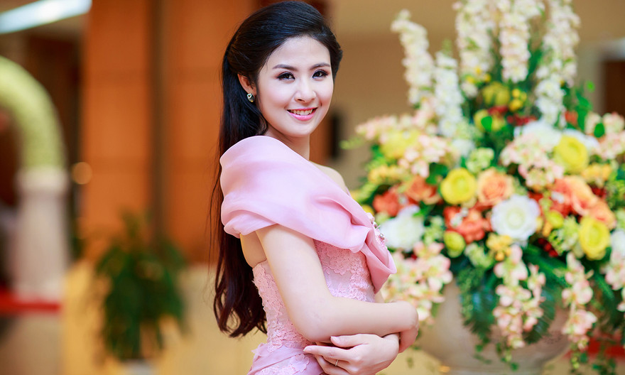 Tối 30/11, Ngọc Hân có mặt ở thành phố Thanh Hóa cùng với nhiều gương mặt khác như ca sĩ Trọng Tấn, nhà thiết kế Anh Thư, tiến sĩ nhân trắc học Thẩm Hoàng Điệp để 'cầm cân nảy mực' chọn lựa người đẹp cho cuộc thi "Người đẹp xứ Thanh 2014".