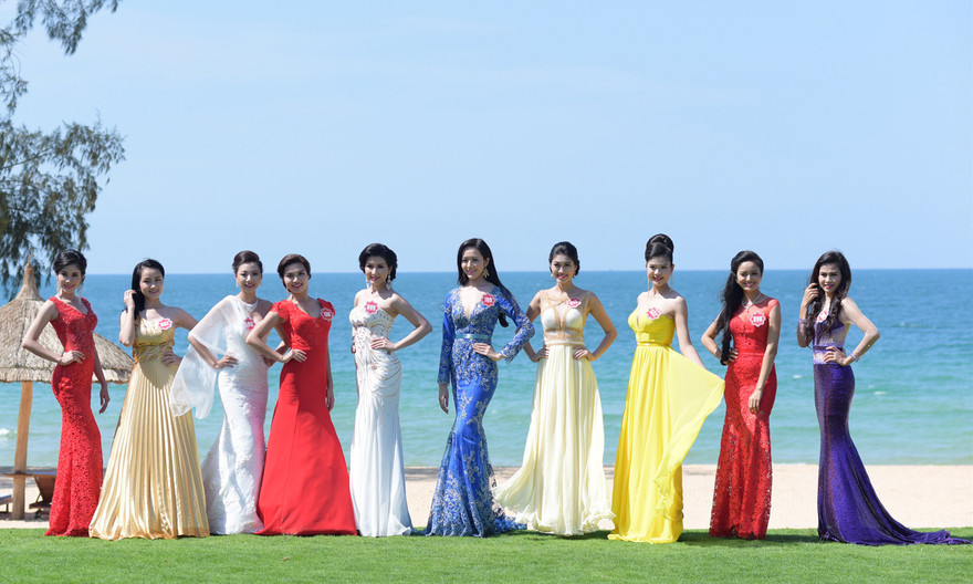 Thí sinh Hoa hậu Việt Nam lộng lẫy với váy dạ hội. Ảnh: Hồng Vĩnh.