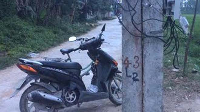 Xe máy tông cột điện, một người tử vong
