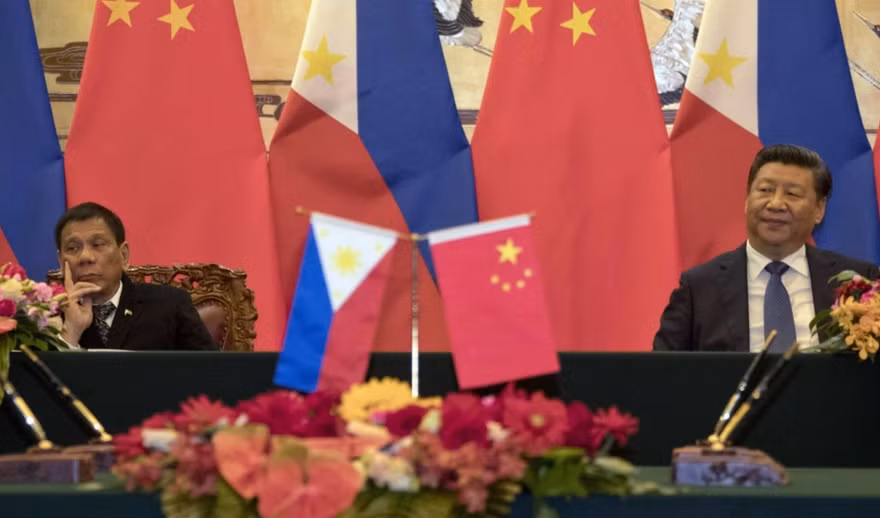 Tổng thống Philippines Rodrigo Duterte và Chủ tịch Trung Quốc Tập Cận Bình chứng kiến lễ ký các văn kiện hợp tác trong chuyến thăm Bắc Kinh của ông Duterte năm 2016. (Ảnh: Getty Images)