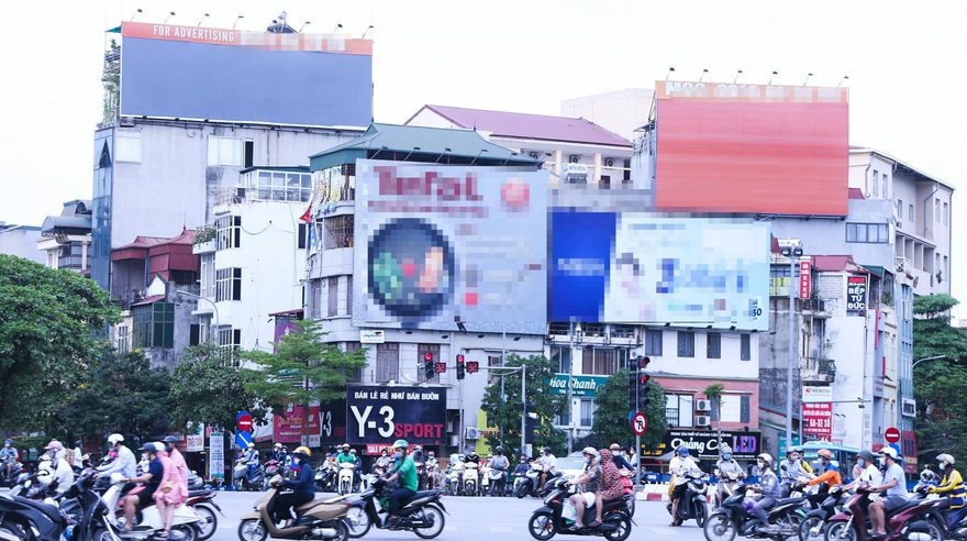 Nhiều biển quảng cáo tấm lớn vi phạm chình ình ở nhiều ngã tư, ngã năm của Hà Nội. Ảnh: Ngọc Hà