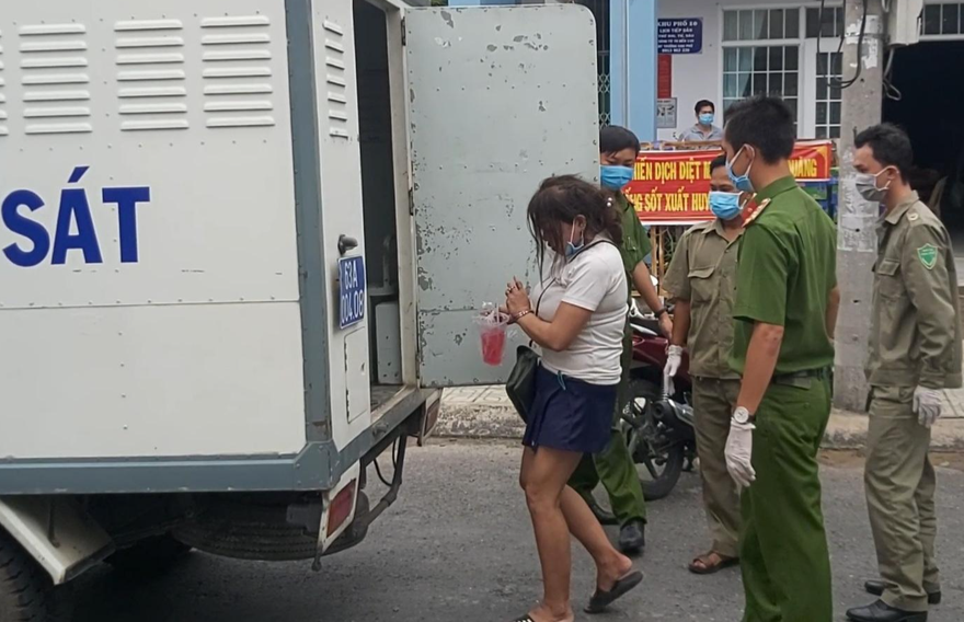 Một phụ nữ băng ngang điểm phong tỏa, giật cầu vai, cắn chiến sĩ công an