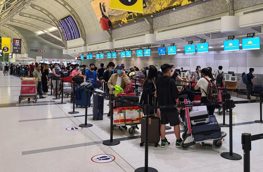 Công dân Việt Nam làm thủ tục lên chuyến bay tại sân bay Toronto Pearson (Canada) để về nước. Ảnh: VNA.