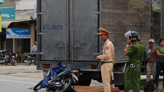  Hiện trường xe máy đâm xe tải Ảnh: Xuân Lương