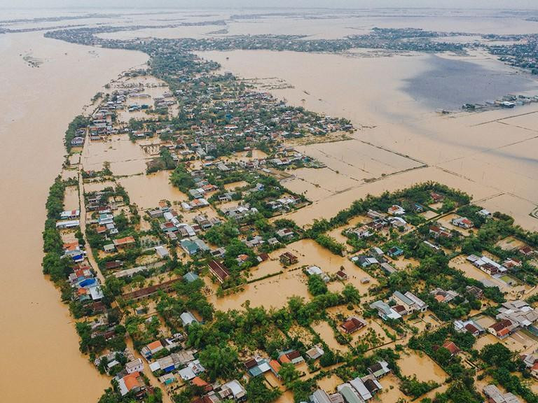 Bão số 7 gây mưa lớn, lo nhiều vùng hạ du ngập trong biển nước
