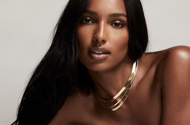 'Thiên thần nội y' Jasmine Tookes để ngực trần chụp quảng cáo